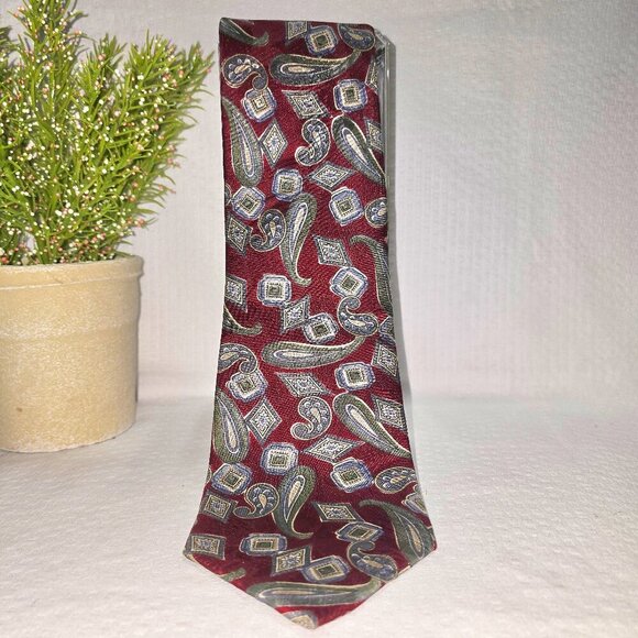 ZYLOS GEORGE MACADO ITALIAN SILK TIE CRIMSON WITH GRAY PAISLEY DESIGN EUC - Picture 1 of 5